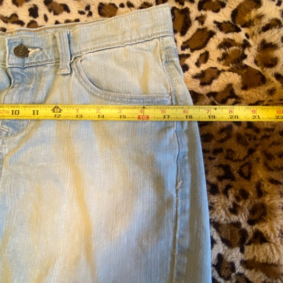 Old Navy denim women’s distressed cutoff miniskirt in pale fade wash. Size 8. - Picture 6 of 10